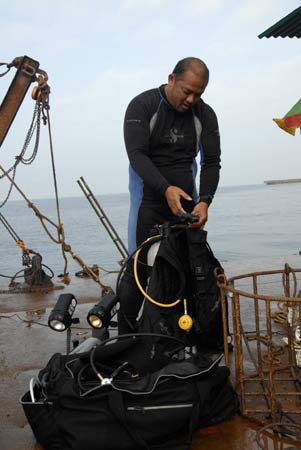 九游:沉船已整体扶正 湖南组织3000多人搜救和善后(图1)