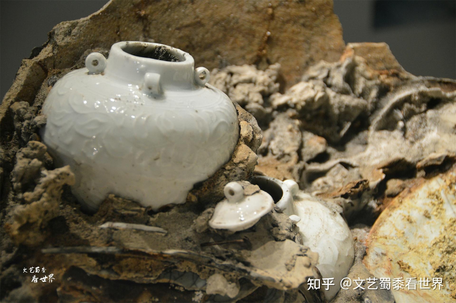 挪威深海沉船发现大量中国瓷器包括青花瓷碗(图1)